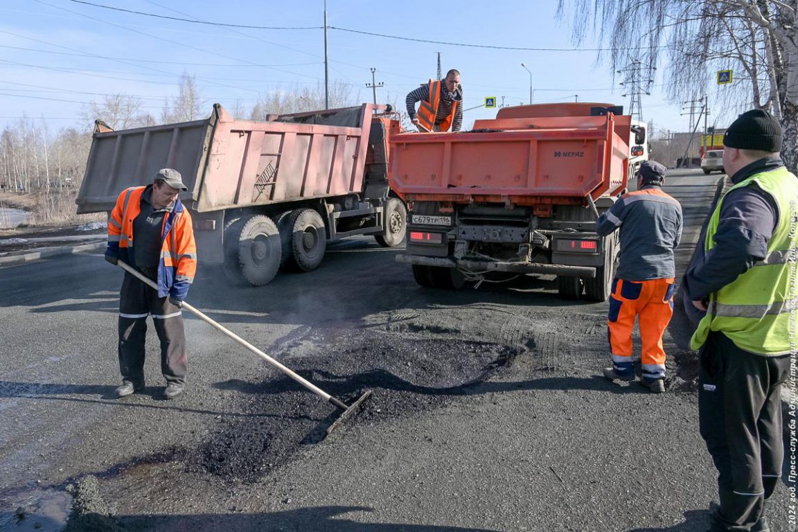 В Нижнем Тагиле приступили к ямочному ремонту дорог свежим асфальтом -  «Уральский рабочий»